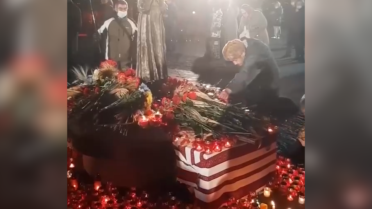 В Киеве пенсионер съел еду с мемориала в честь 