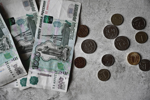 Рубль начал укрепляться к доллару и евро