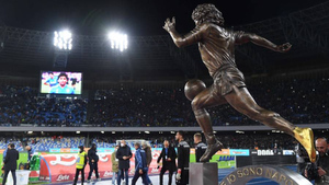 В Неаполе поставили памятник Диего Марадоне