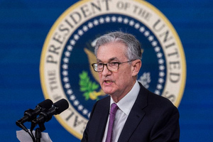 Глава ФРС заявил о рисках для экономики из-за штамма коронавируса "омикрон"
