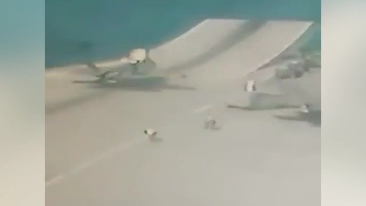Видео самолеты падали. Крушение ф 35 в Средиземном море. F 35 упал в Средиземном море. Самолет f-35 британских ВВС упал в Средиземное море. Истребитель f-35 упал с авианосца.
