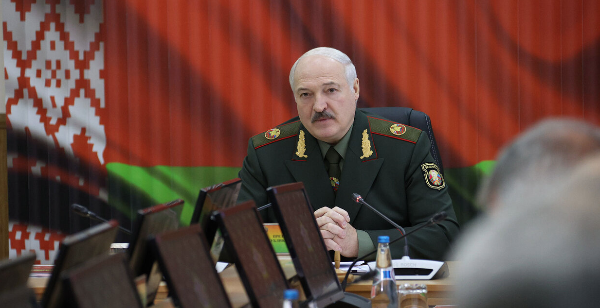 Лукашенко: Запад понимает, что Минск не останется в стороне в случае войны у границы РФ