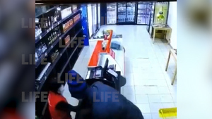 Камера сняла, как россиянин зашёл в магазин и без единой эмоции убил продавщицу