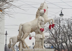 В Петербурге задержали блогеров, нарядивших скульптуры коней в красные варежки