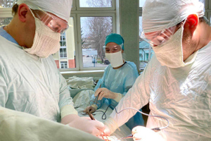 Подмосковные врачи удалили с шеи пенсионерки опухоль размером с голову