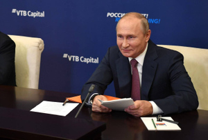 Путин отверг предположение о стремлении России жить за "крепостными стенами"