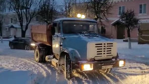 Сугробы на тротуарах, пробки на дорогах: Петербург завалило снегом в последний день осени