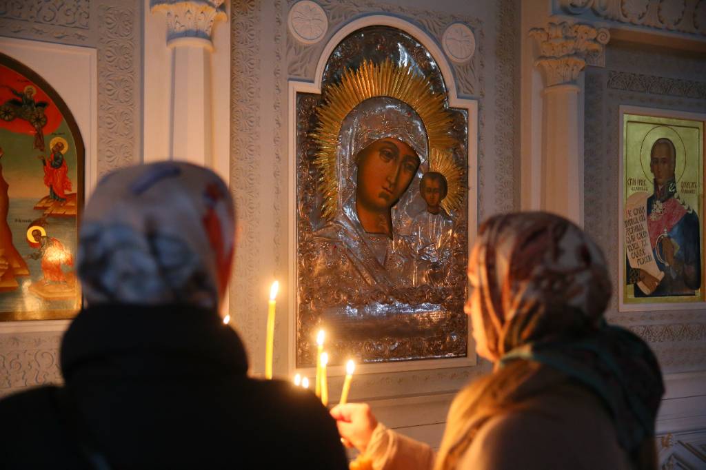 Моление пред иконой Казанской Божьей матери