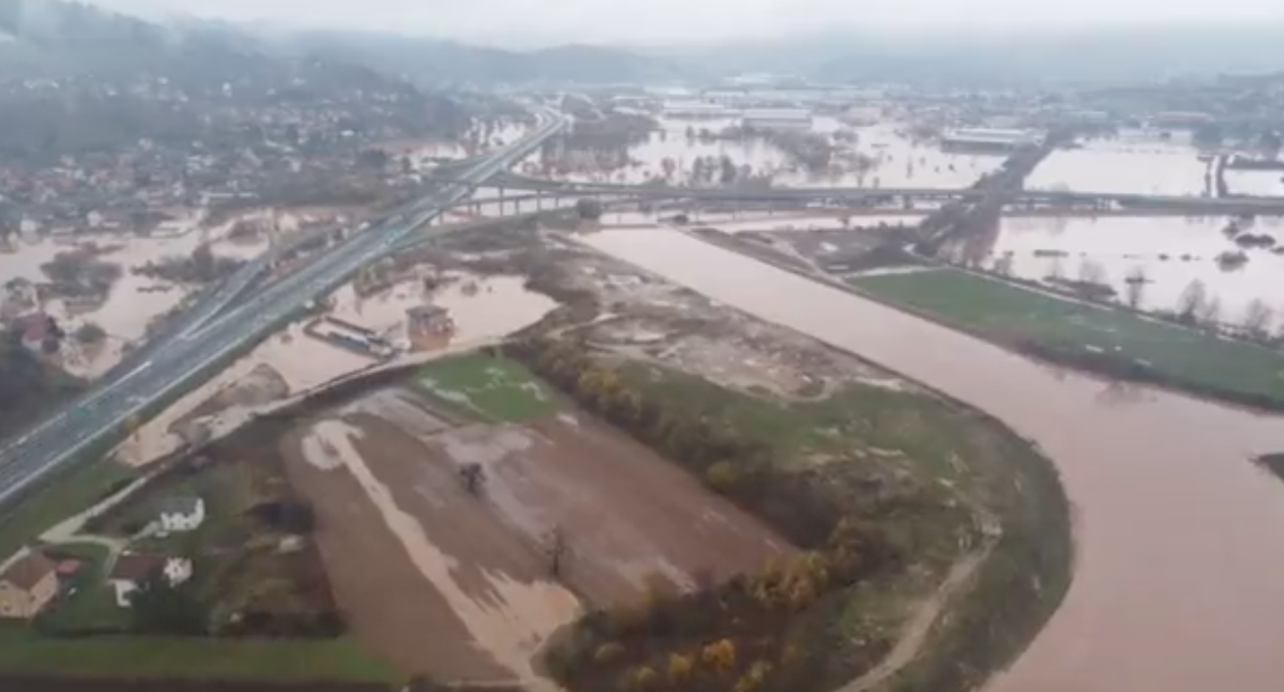 Объявлена массовая эвакуация: Европейскую столицу затопило после мощных дождей