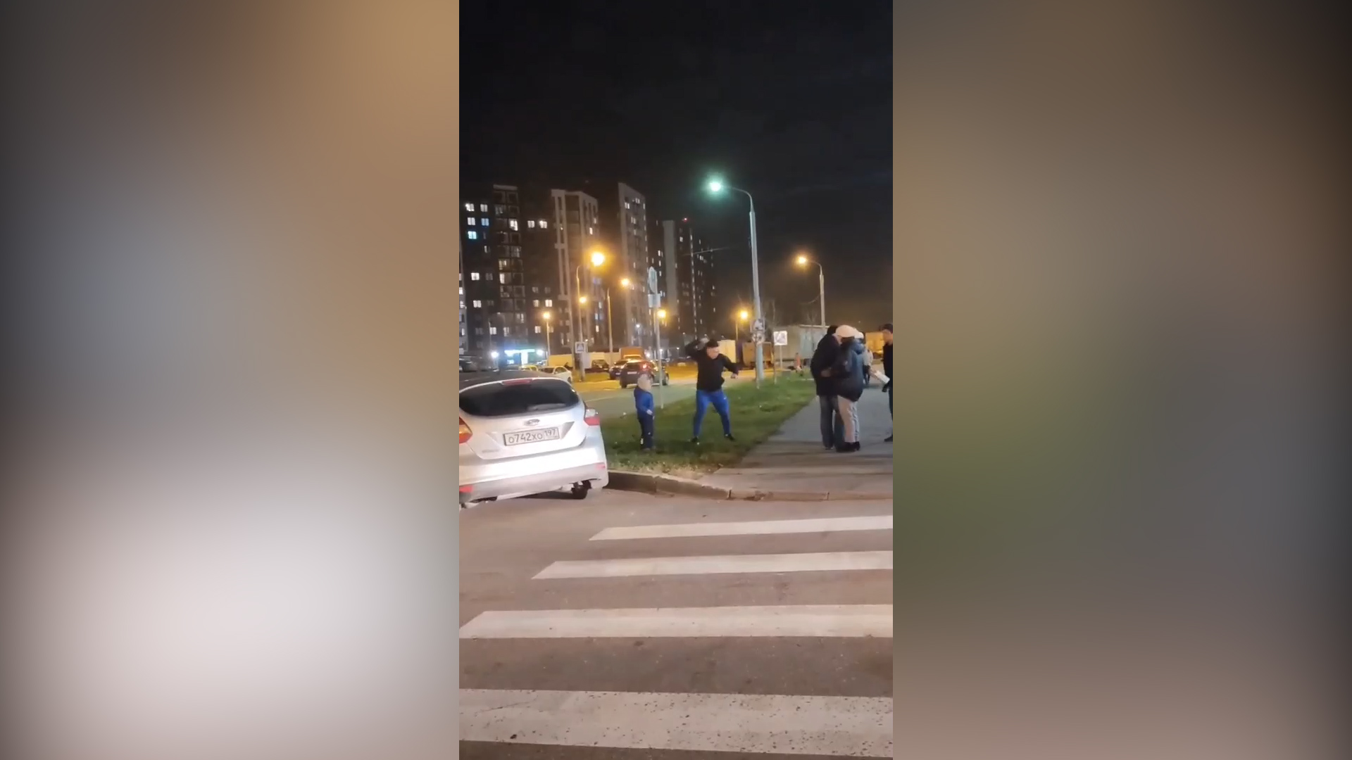 Нападения вечером. Нападение на мужчину с ребёнком в новой Москве. Казахи напали на мужчину с ребенком. Били со всех сторон: массовое нападение на отца с ребенком.