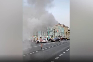 Тиктокер в одних трусах устроил пенную вечеринку с огнетушителем в центре Петербурга

