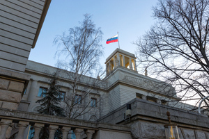 Тело сотрудника российского посольства нашли перед зданием дипмиссии в Берлине