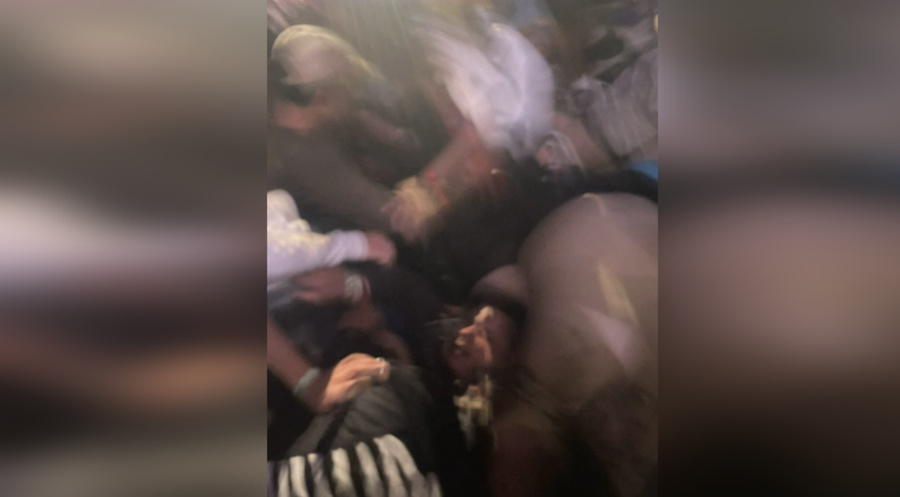 В полиции Техаса заявили об уколах шприцем на концерте Трэвиса Скотта. Фото © Twitter / anthonyscountry