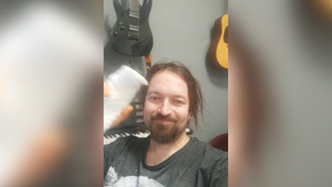 Гитаристу "Коррозии металла" пришили палец, перерезанный болгаркой до кости