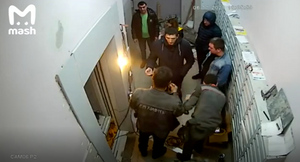 В Подмосковье недовольные шумом жильцы обстреляли ремонтировавших лифт рабочих