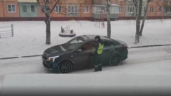 Автоледи не пропускает карету скорой помощи в Юрге. Кадр из видео © Telegram / "Плохие новости"