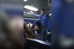 Во Владивостоке водитель автобуса избил и выгнал пассажира из-за серьги в ухе
