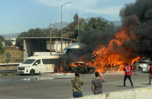 Грузовик протаранил машины: Жертвами жуткого огненного ДТП в Мексике стали 19 человек