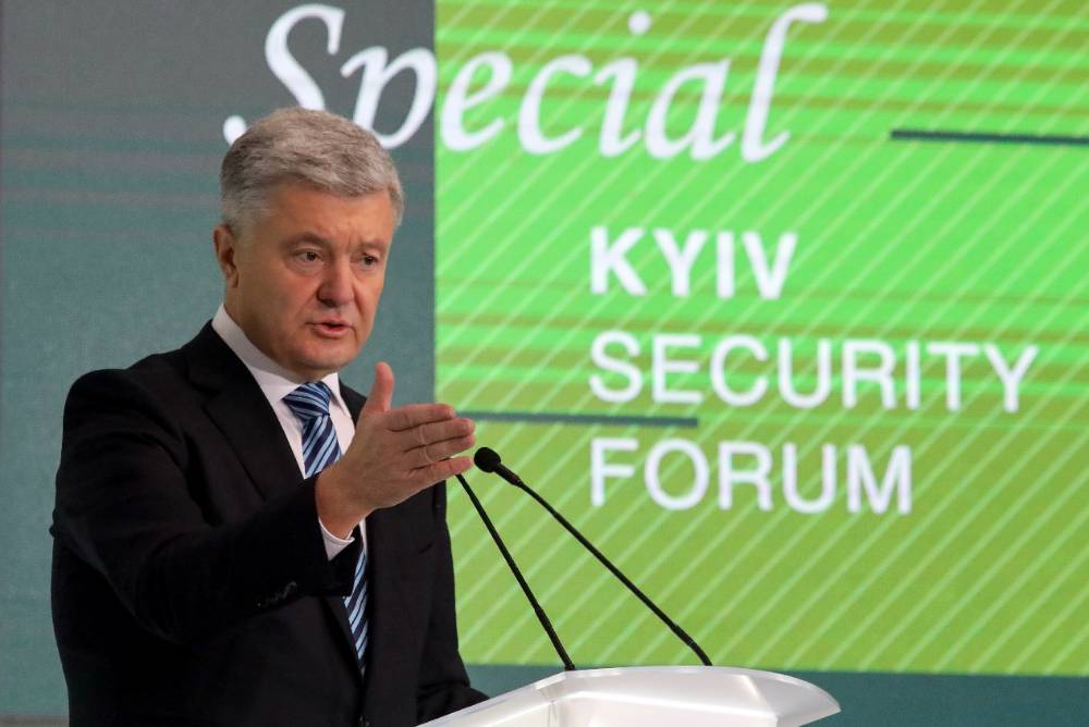Порошенко продал свои телеканалы из-за скандального закона об олигархах