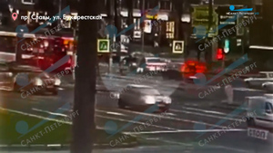 Россиянин попытался перебежать дорогу на красный и был сбит сразу двумя машинами