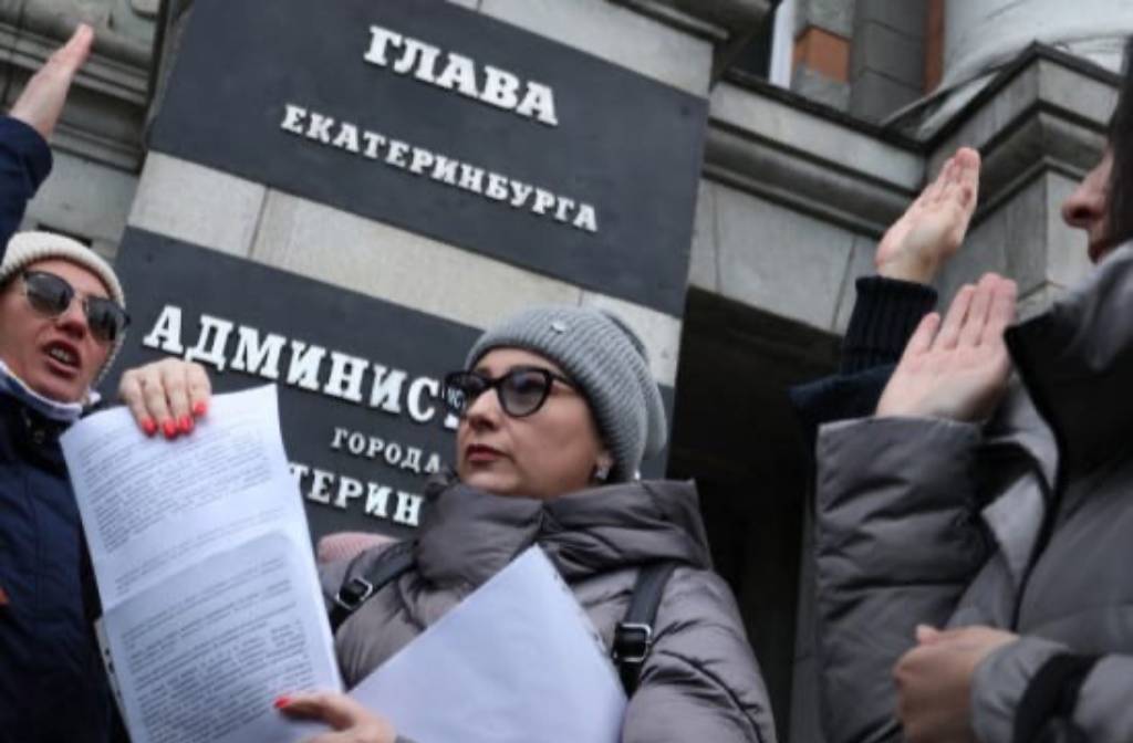 Десятки родителей вышли к мэрии Екатеринбурга из-за перевода школьников на дистант