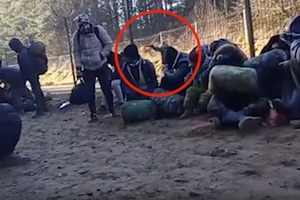 Появилось видео стрельбы "польского силовика" из автомата для устрашения мигрантов