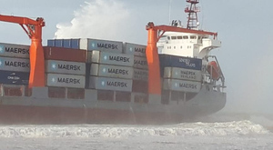 В Приморье началась эвакуация экипажа разломившегося пополам контейнеровоза