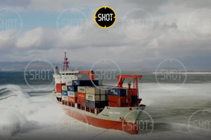 Разломившийся пополам контейнеровоз в Приморье сняли на видео с коптера