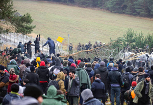 Две большие группы мигрантов прорвались на территорию Польши
