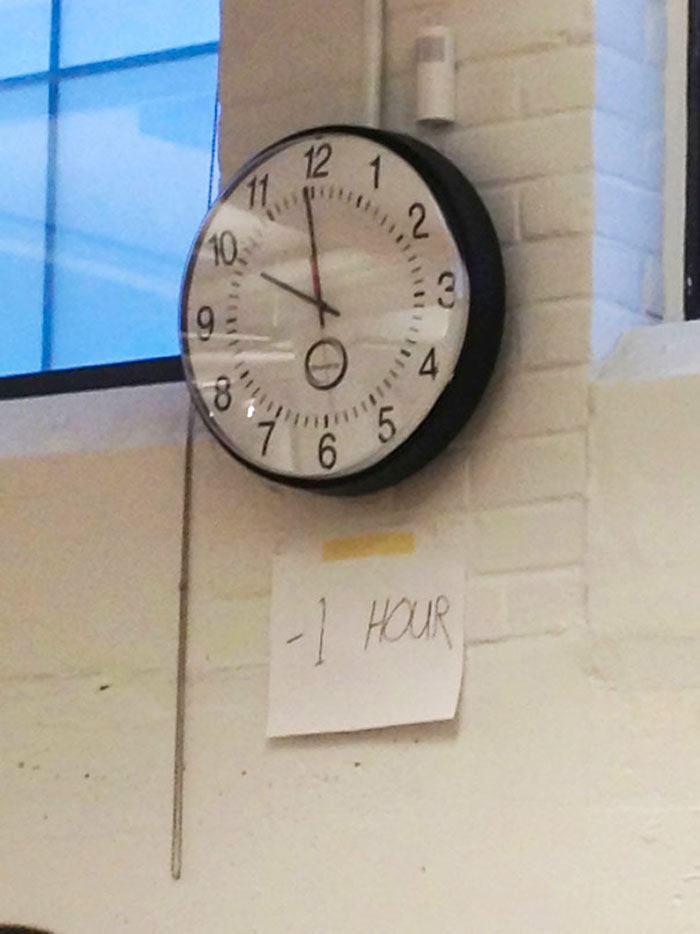 Надпись на листке: "Минус один час". Фото © madfruit.co.uk