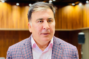 "Ему трудно стоять и говорить": Психиатр проверит Саакашвили на фоне заявлений о "пытках" препаратами