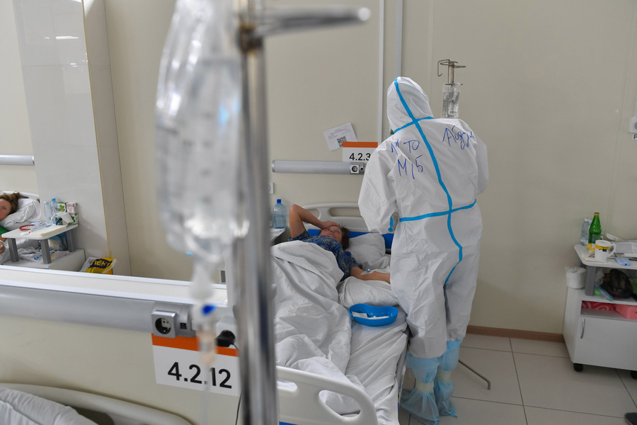 Госпиталь для пациентов с коронавирусом в автомобильном торговом центре на Каширском шоссе. Фото © Агентство "Москва" / Сергей Киселёв