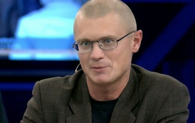 <p>Если договориться не удастся, то оставаться Зеленскому на Украине будет крайне опасно. Вопрос "Куда бежать?" имеет туманную перспективу: в США боязно, все мы помним судьбу Павла Лазаренко, которого там посадили за махинации. Зеленскому это тоже могут припомнить. Вспомним недавнее расследование, сделанное на деньги Сороса и раскрывшее его как коррупционера. В США есть группа влиятельных людей, к которым попади он в руки, быстро отправится за решётку. Ну и кроме того, если на Украине будет возбуждено уголовное дело против него, то США могут его выдать. Так что Януковичу ещё повезло, а Зеленскому бежать некуда, поэтому он и цепляется за власть, понимая, что если он проиграет, то это станет прямой угрозой его жизни и благосостоянию.</p>