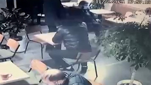 Лайф публикует видео, как неизвестные угрожают футболисту Канчельскису в московском кафе