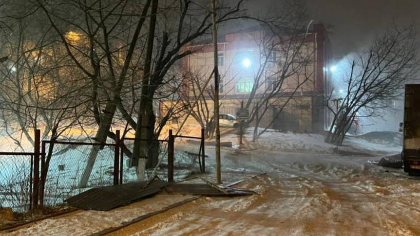 Шторм во Владивостоке сносит тяжёлые конструкции и срывает обшивки фасадов. Фото © newsvl.ru