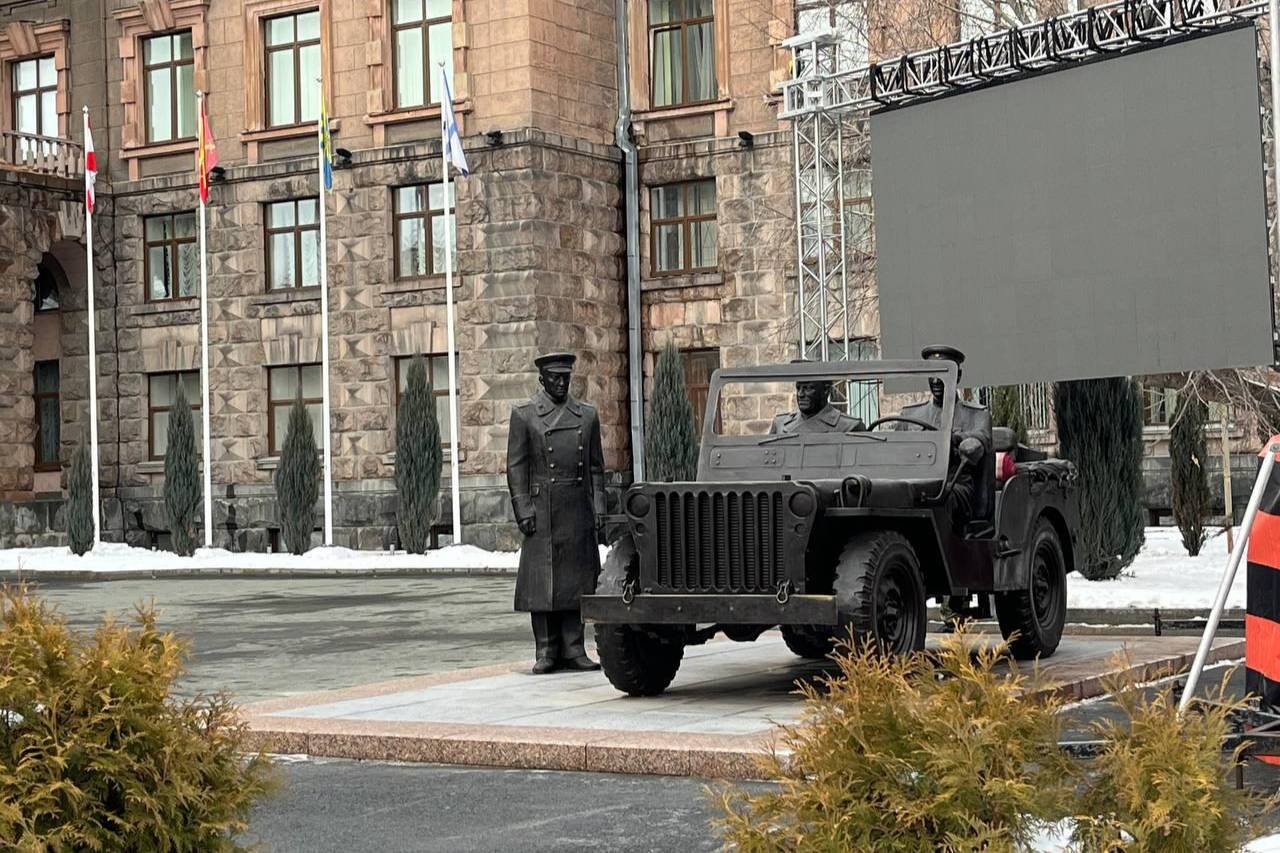 В Екатеринбурге установили памятник, посвящённый службе маршала Жукова на Урале