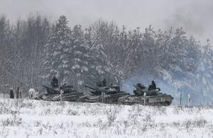 Песков назвал опасным авантюризмом стягивание войск Украины в Донбасс