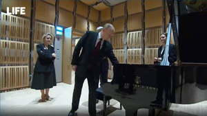 Путин наиграл пару нот на рояле во время экскурсии в Доме культуры "ГЭС-2"