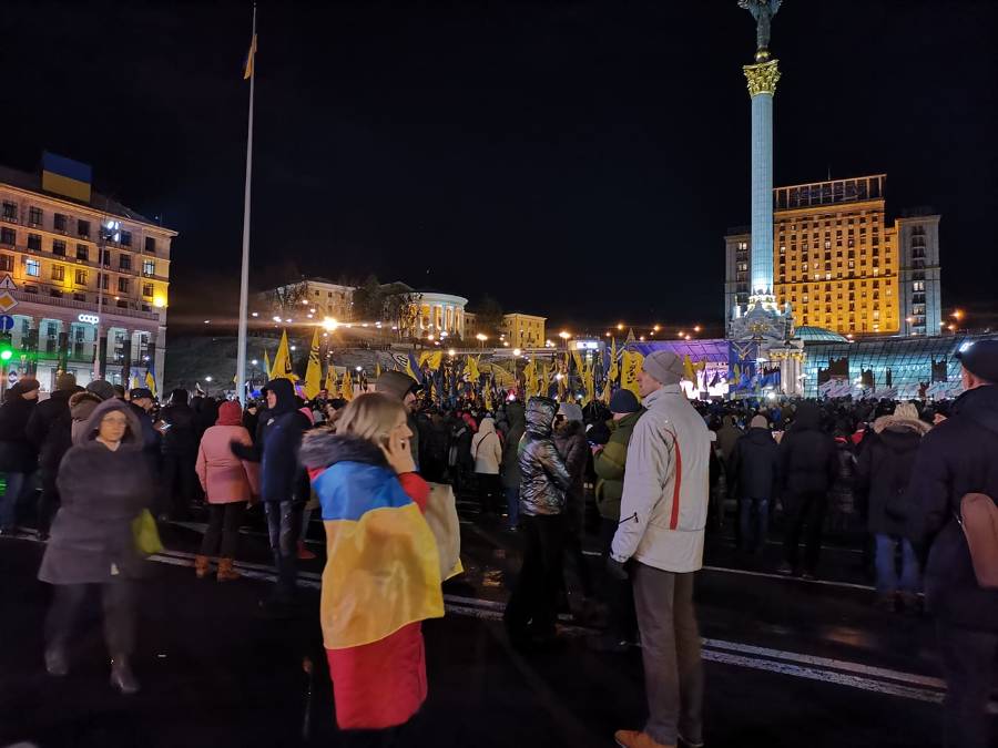 "Зелю геть": В Киеве протестующие забросали офис Зеленского мелочью