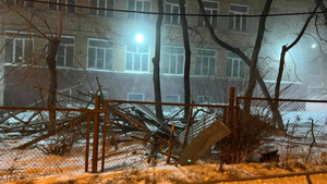 Во Владивостоке шторм ронял билборды и срывал обшивку зданий