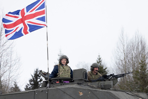 Глава британского МИД проехалась на танке недалеко от российской границы