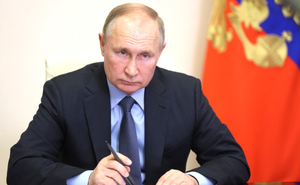 Песков объяснил призыв Путина к Сокурову "не толкать" Россию к опасной черте