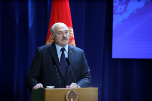 Лукашенко призвал страны ЕАЭС объединиться против американских "памперсов и чипсов"