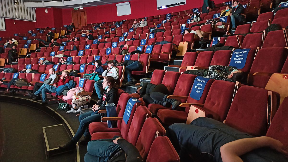 В Норильске около 130 человек застряли на ночь в кинотеатре из-за сильной метели. Фото © "Таймырский телеграф" / Николай Щипко и Ольга Полянская