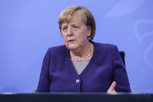 Меркель начала жизнь на пенсии с утреннего визита в офис