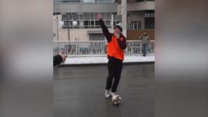 В Екатеринбурге блогеры перекрыли дорогу ради игры в футбол