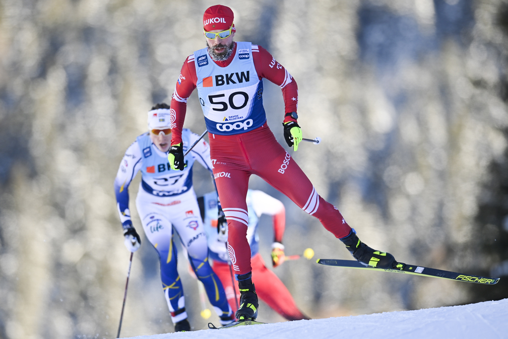 Сергей Устюгов в гонке на 15 км свободным стилем на третьем этапе Кубка мира в Швейцарии. Фото © ТАСС / EPA / GIAN EHRENZELLER