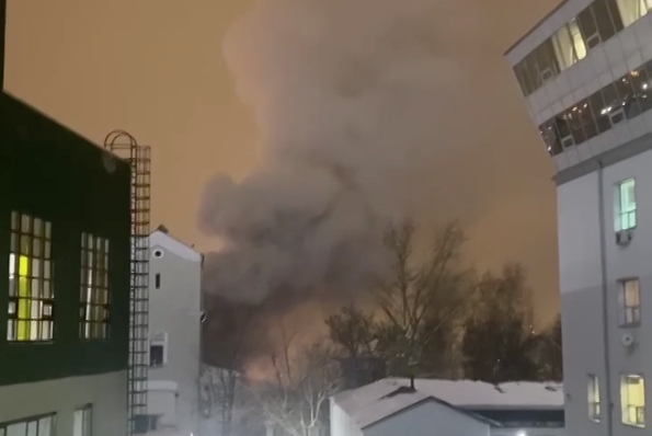 Пожар произошёл на складе около парка Горького в Москве