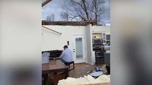 Житель Кентукки сыграл на рояле в разрушенном от торнадо доме и стал героем Сети