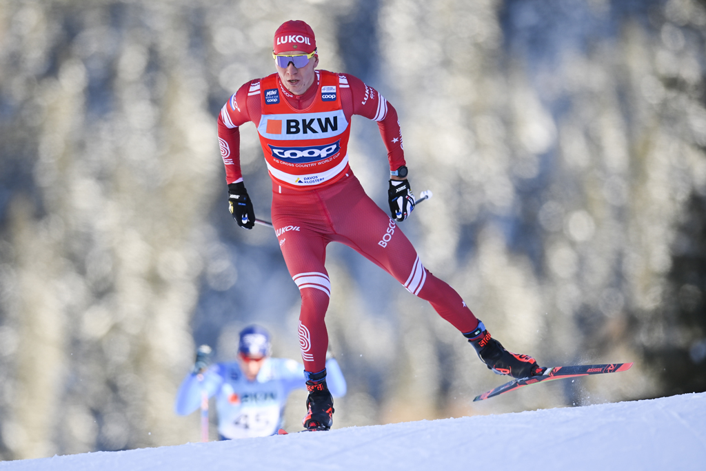 Александр Большунов в гонке на 15 км свободным стилем на третьем этапе Кубка мира в Швейцарии. Фото © ТАСС / EPA / GIAN EHRENZELLER